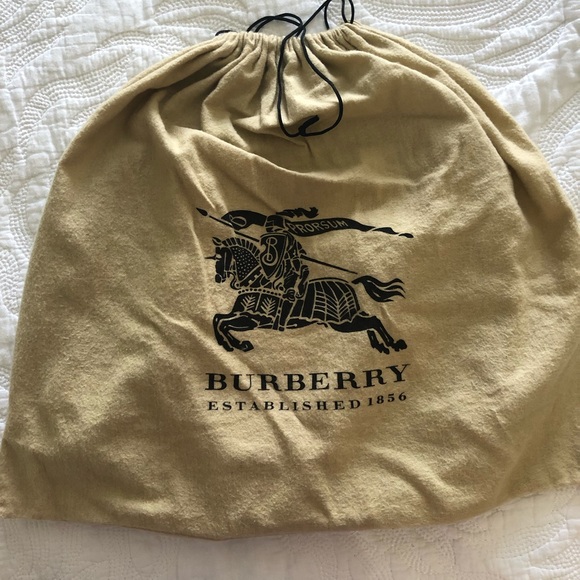 Burberry - Picture 2 of 4